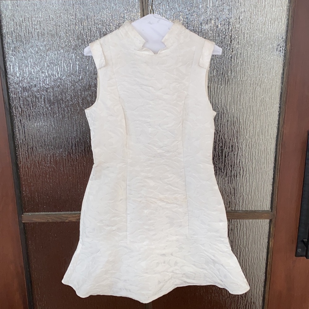 Gucci white mandarin collar dress. Size Large. Elegant sleeveless tulip skirt. - Picture 3 of 10
